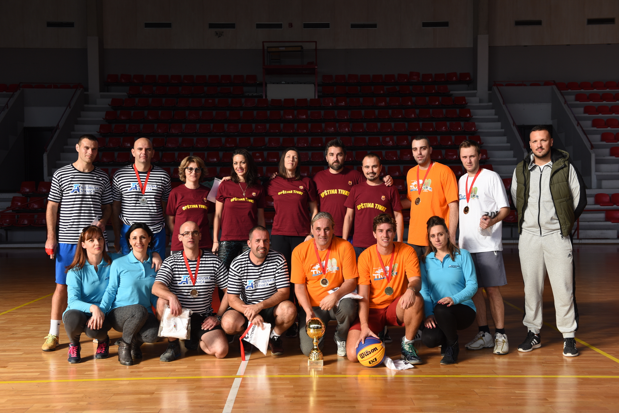 Pobjednicki timovi, sa ženskim timom Opštine Tivat